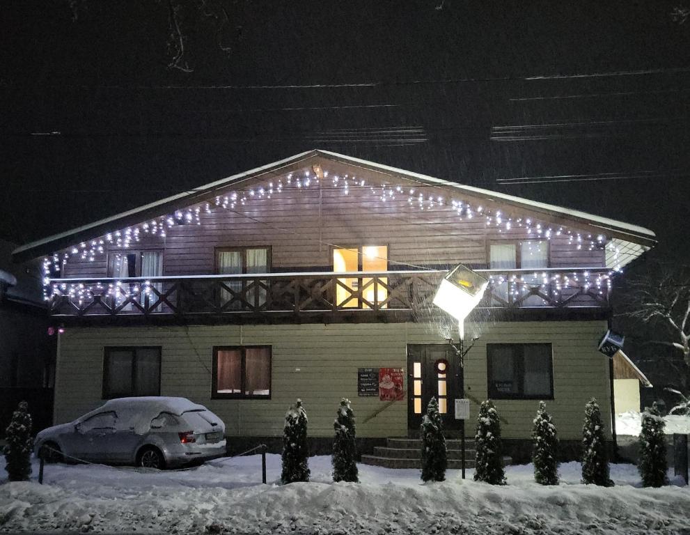una casa con luces de Navidad encima en Cube, en Kvasy