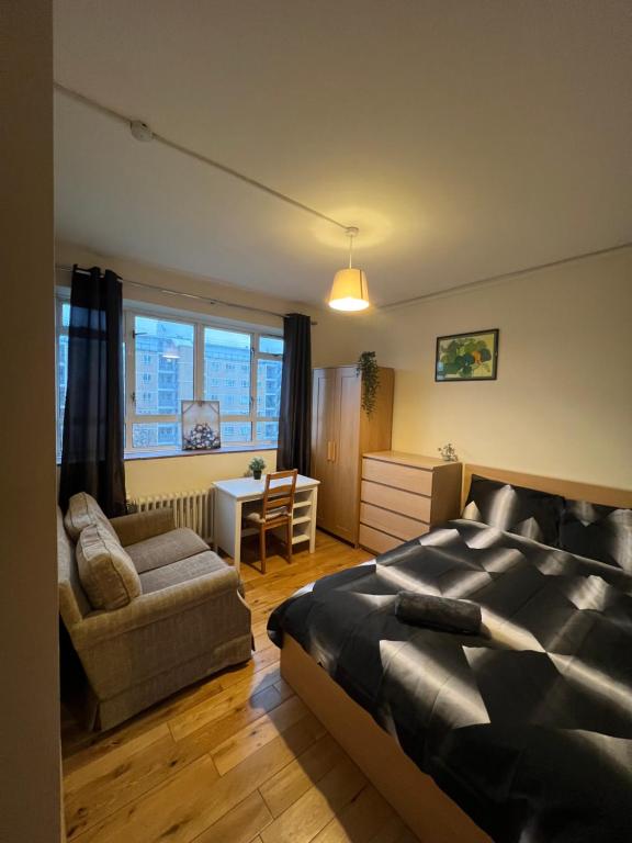 1 dormitorio con cama, sofá y escritorio en Central London zone 1 double room en Londres