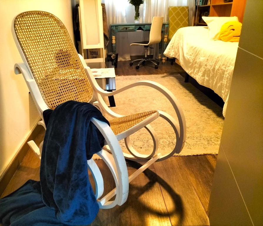 マドリードにあるGran habitación a 5 paradas de metro del centroの椅子(ベッドルームに座るバックパック付)
