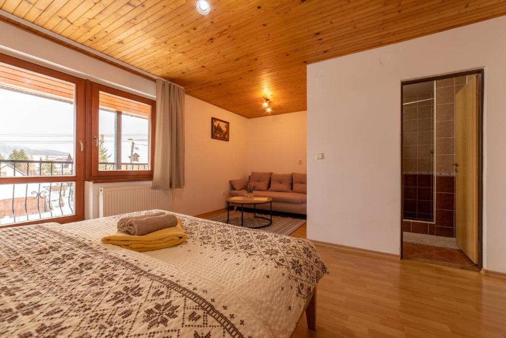 Postel nebo postele na pokoji v ubytování Penzión pod Kýčerou