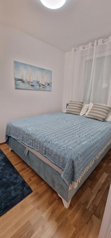 um quarto com uma cama com um quadro na parede em Portovaradin em Petrovaradin