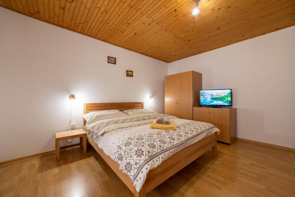 Postel nebo postele na pokoji v ubytování Penzión pod Kýčerou