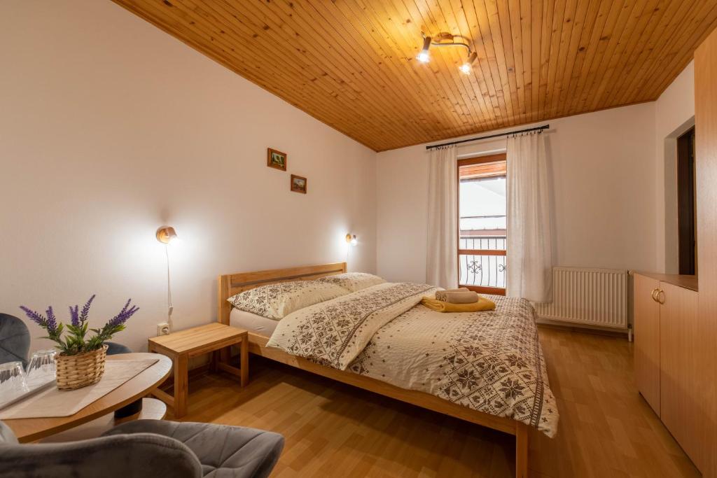 Postel nebo postele na pokoji v ubytování Penzión pod Kýčerou