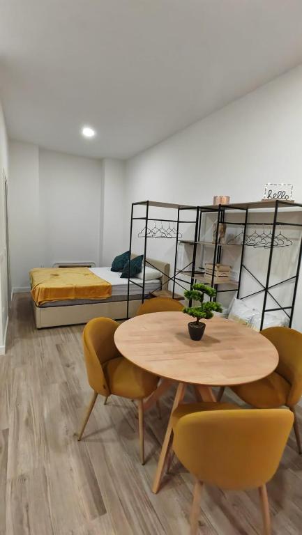 マドリードにあるAtocha apartmentのテーブル、椅子、ベッドが備わる客室です。