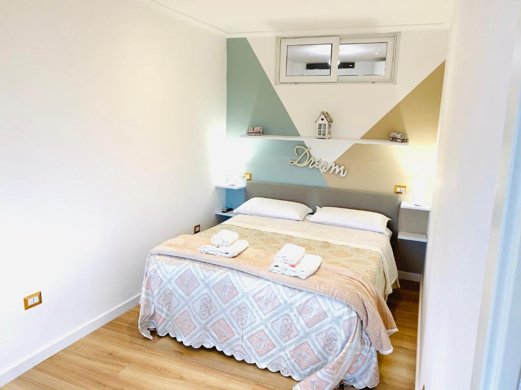 una camera da letto con un letto e due asciugamani di SuiteCorso a Vibo Valentia
