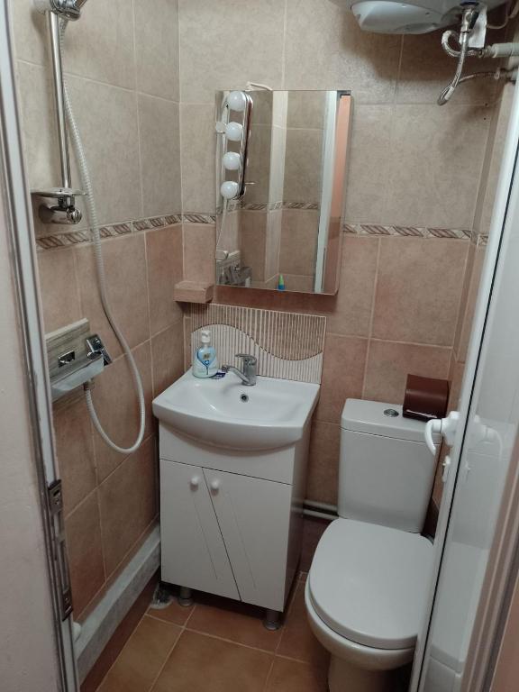 A bathroom at Top Center Apartment and Rooms Varna
