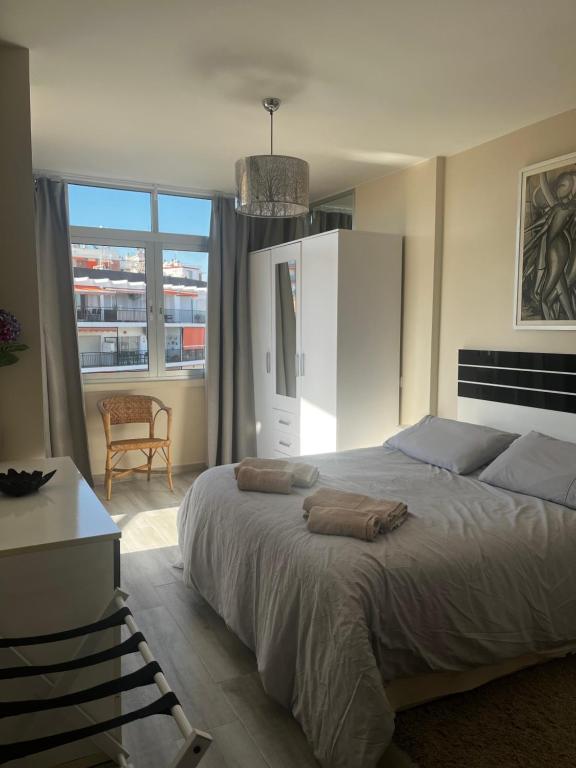 a bedroom with a bed and a desk and a window at apartamento luxury en Fuengirola in Fuengirola