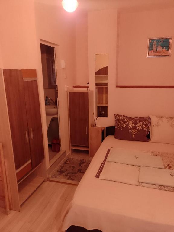A bed or beds in a room at Top Center Apartment and Rooms Varna