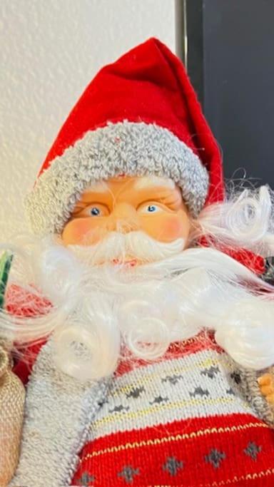 une poupée de santa claus portant un vêtement rouge et blanc dans l'établissement Au calme, dans les pins, avec vue mer et piscine, à Sainte-Maxime