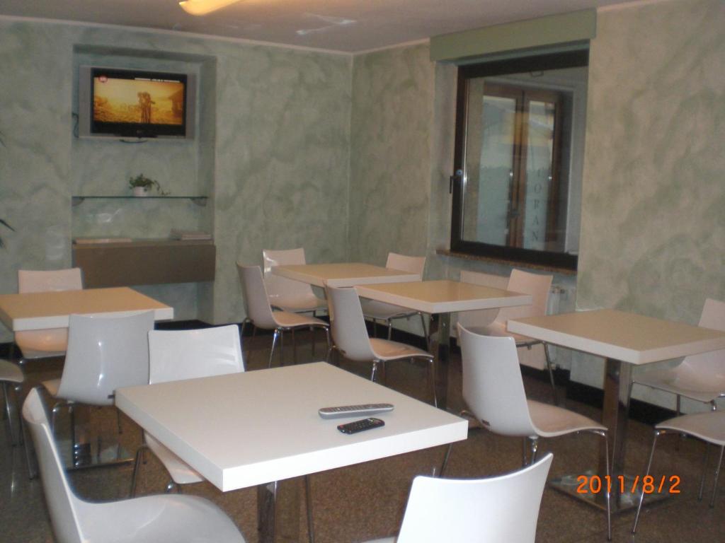TV a/nebo společenská místnost v ubytování Hotel Riposo