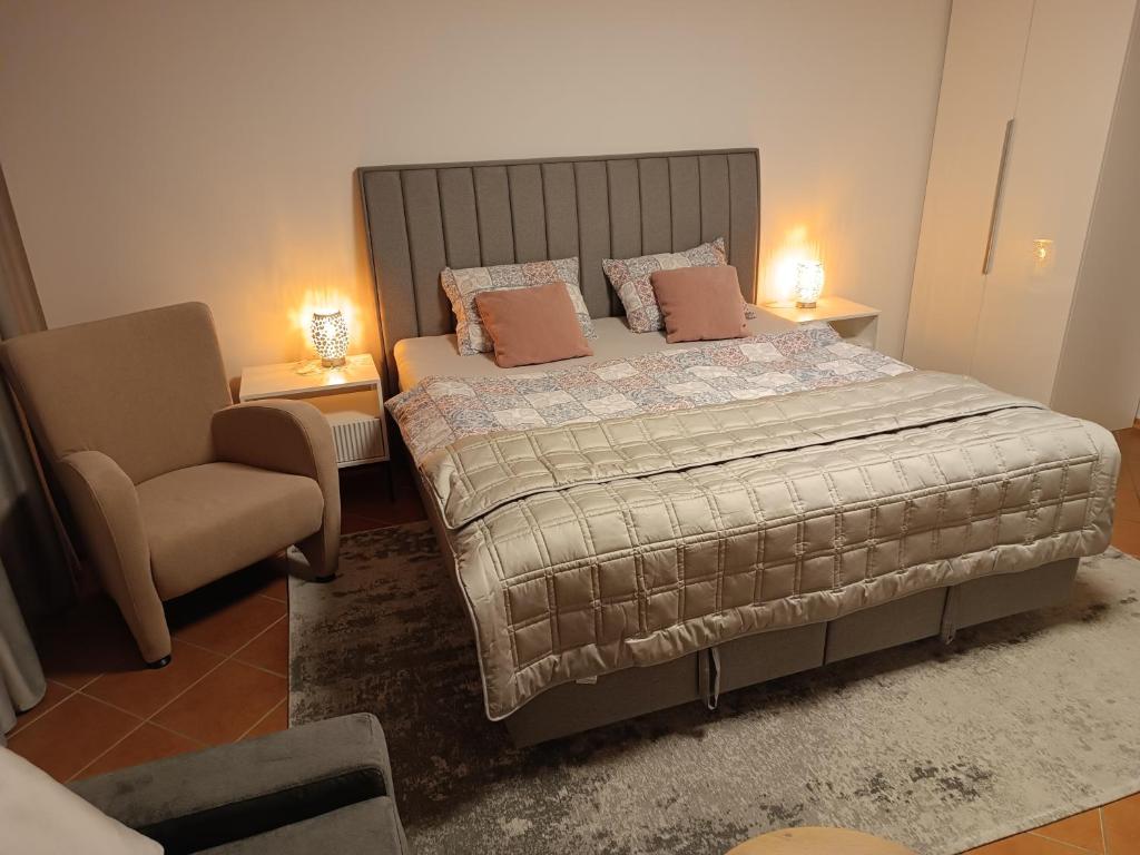Apartmán Mimi في ليبتوفسكي ميكولاش: غرفة نوم بسرير مع وسادتين وكرسي