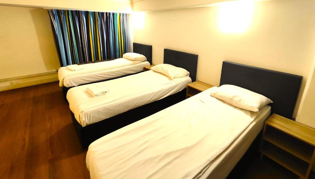 Hotel Holland Lodge - Basic Triple Room With Shared Bathroom