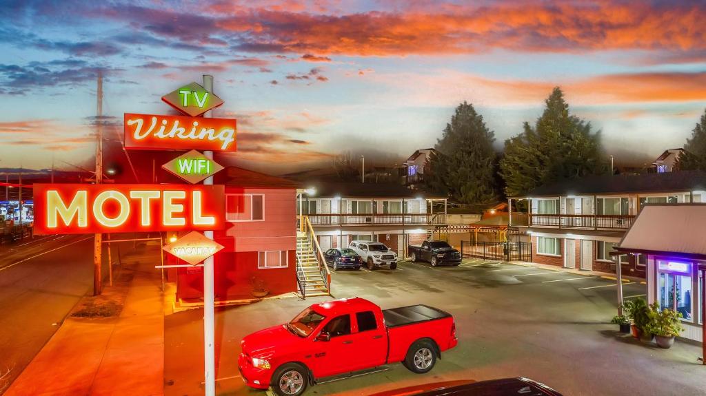ポートランドにあるバイキング モーテルの宿の前に停車する赤いトラック