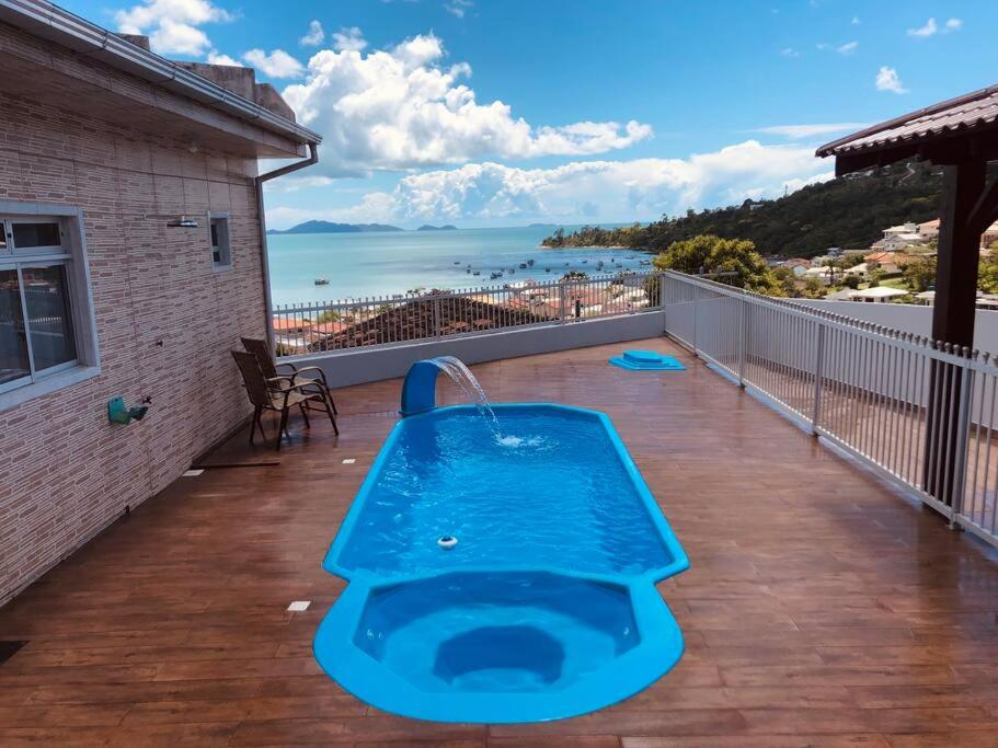 - Balcón con piscina y vistas al océano en Casa mirante com piscina em Governador Celso Ramos, en Governador Celso Ramos