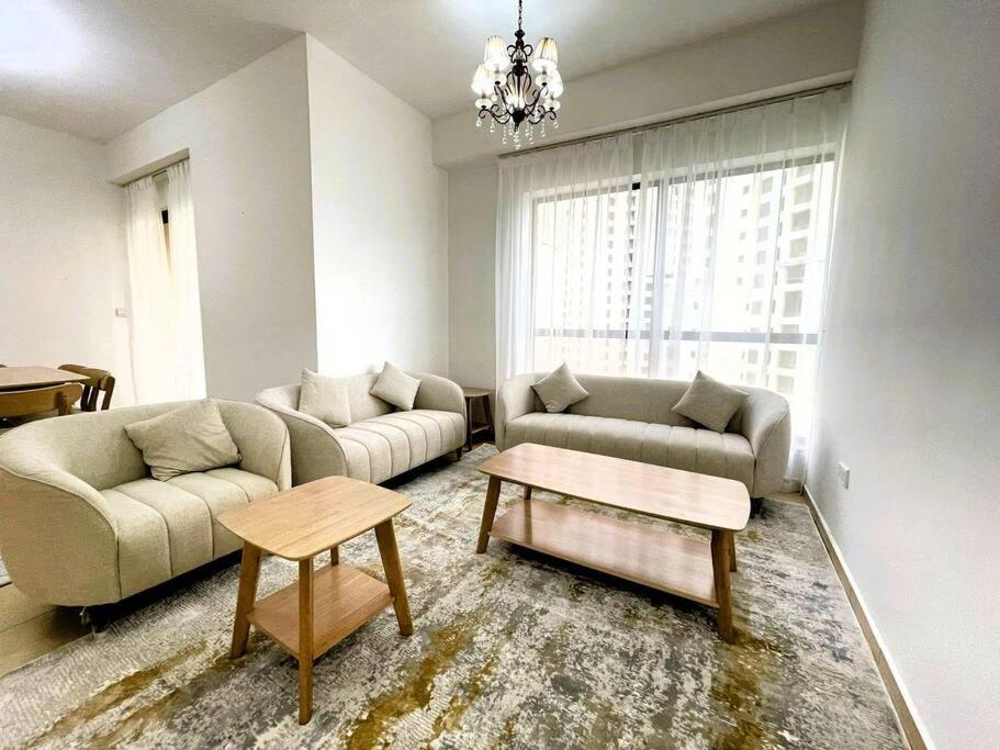 Sala de estar con 2 sofás y mesa en Entire apartment in JBR Rimal 3 Dubai en Dubái