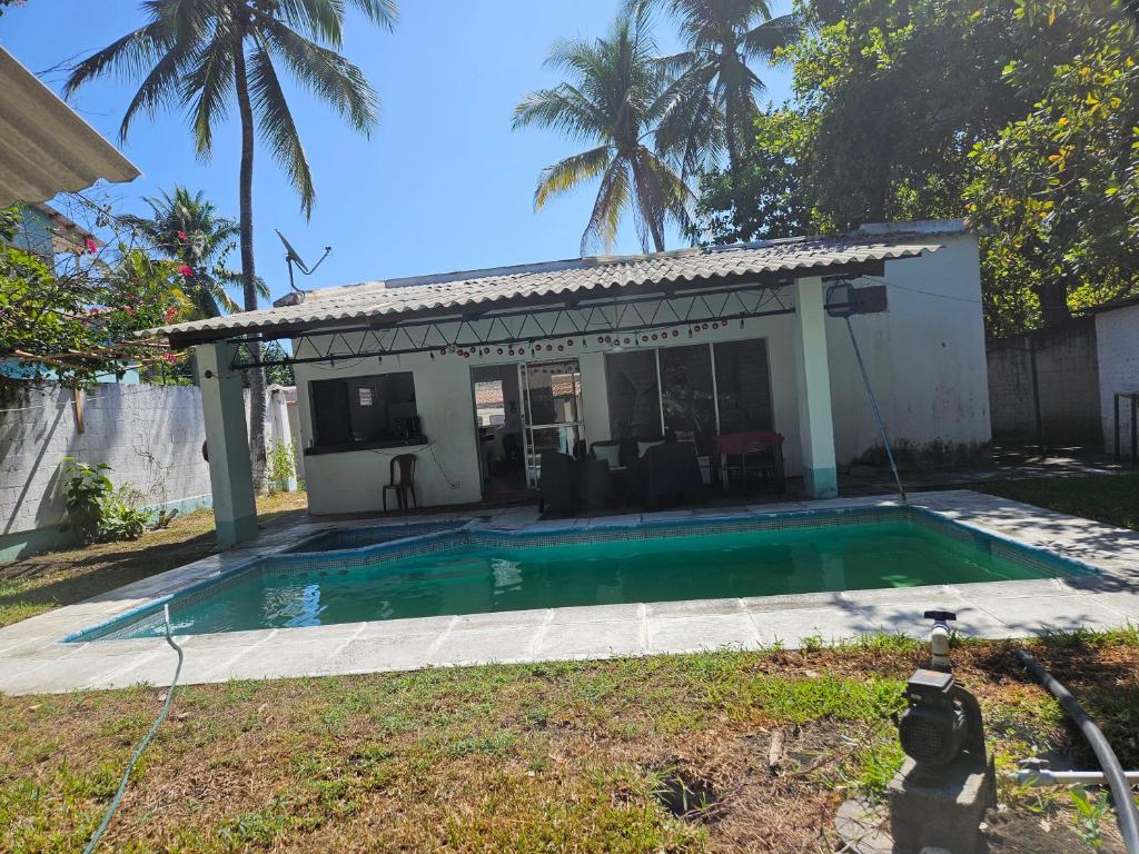 una casa con piscina en el patio en CHALET EN PUERTO VIEJO IZTAPA, en Escuintla