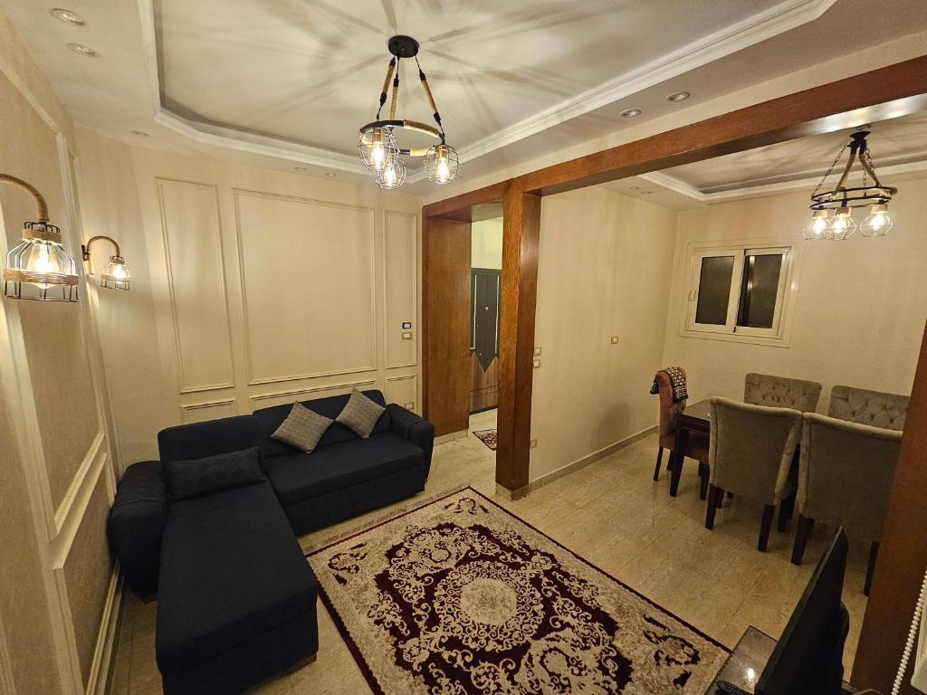 een woonkamer met een bank en een eetkamer bij 3rd floor luxury apartment-families only in Alexandrië