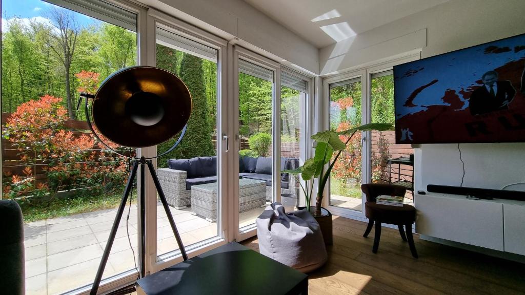 TV a/nebo společenská místnost v ubytování Quaint Zagreb Townhome w Forest View
