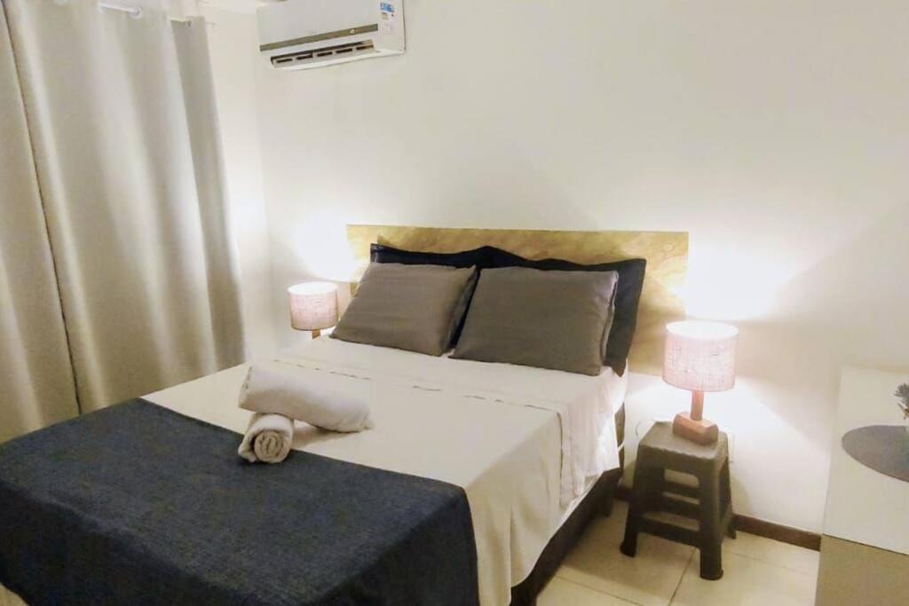 Кровать или кровати в номере Espaçoso apartamento a 50mt do mar
