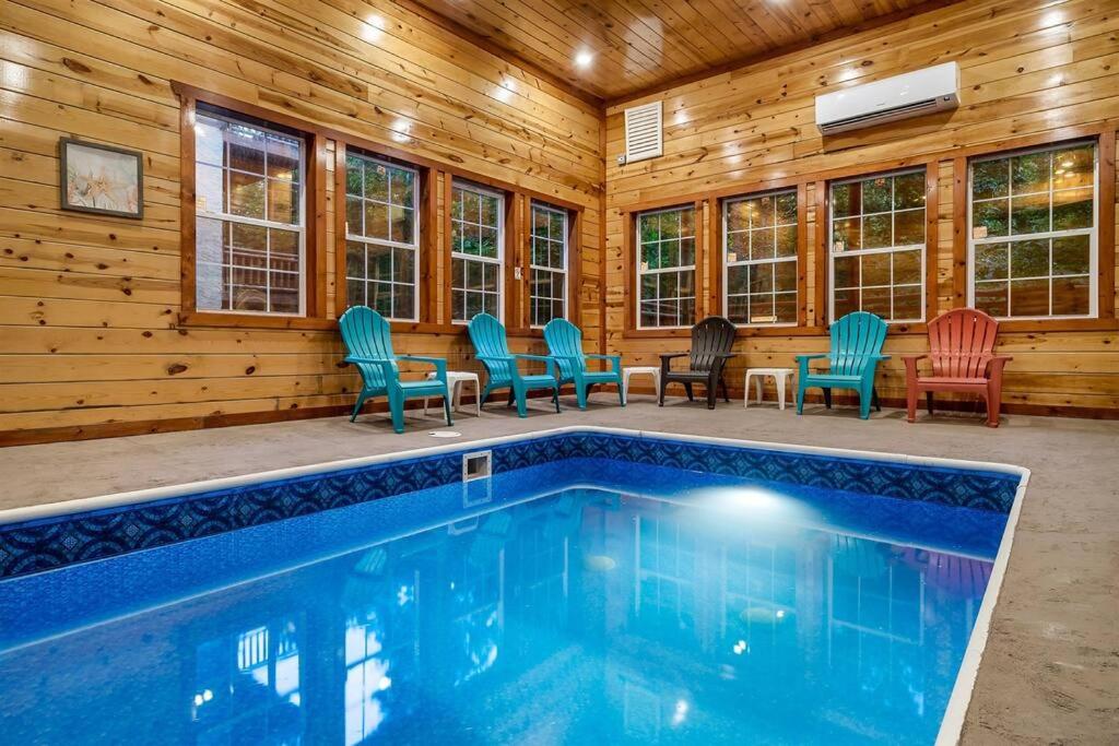 Πισίνα στο ή κοντά στο Grizzly Bears Resort - Large Luxury Cabin with Indoor Pool, Hot Tub, Theater, King Beds, Sleeps 16 in heart of Pigeon Forge