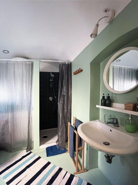 W łazience znajduje się umywalka, lustro i prysznic. w obiekcie Trìcora Sicilian B&B w Katanii