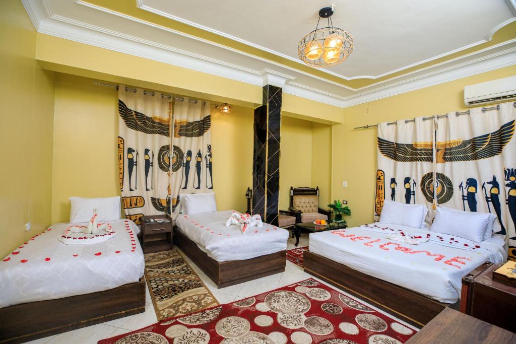 Postel nebo postele na pokoji v ubytování Bella Casa Pyramids Inn