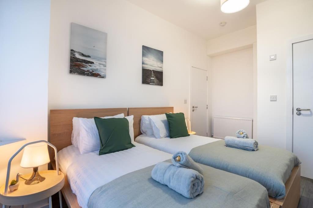 Habitación con 2 camas individuales en `isimi Luxurious 4 bed 4 ensuite house en Barrow in Furness
