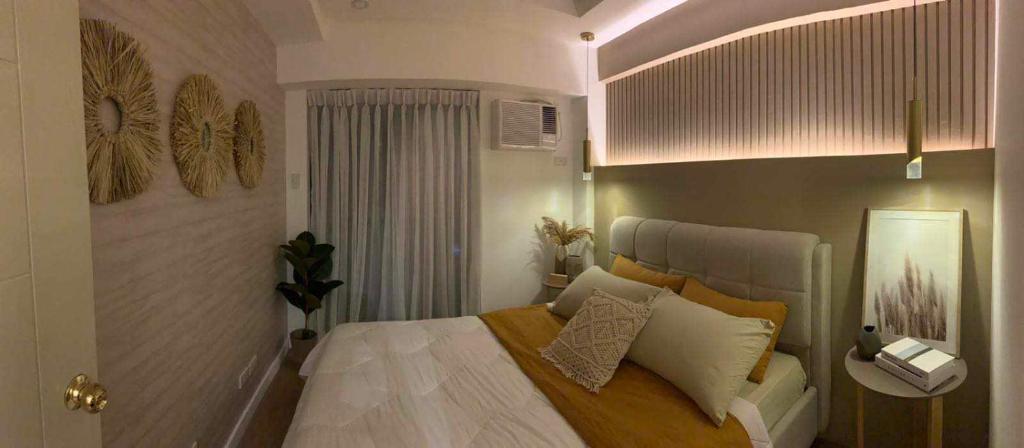 a bedroom with a bed in a room with at Luxury 1 BR Suite Near NAIA in Manila