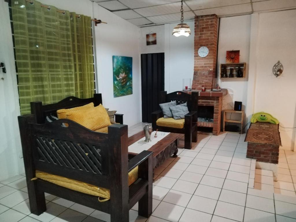 - un salon avec deux bancs et une table dans l'établissement Granja Triple A, à Guatemala