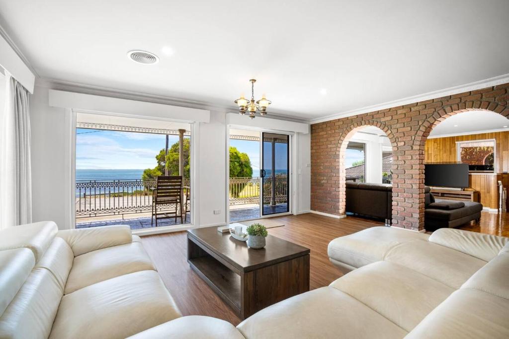 Azure Majesty - Clifton's Grand Waterfront Haven, Clifton Springs