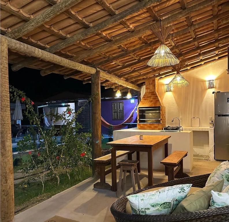 cocina y zona de comedor con mesa y cocina en Casa 02 na villa uryah en Caraíva