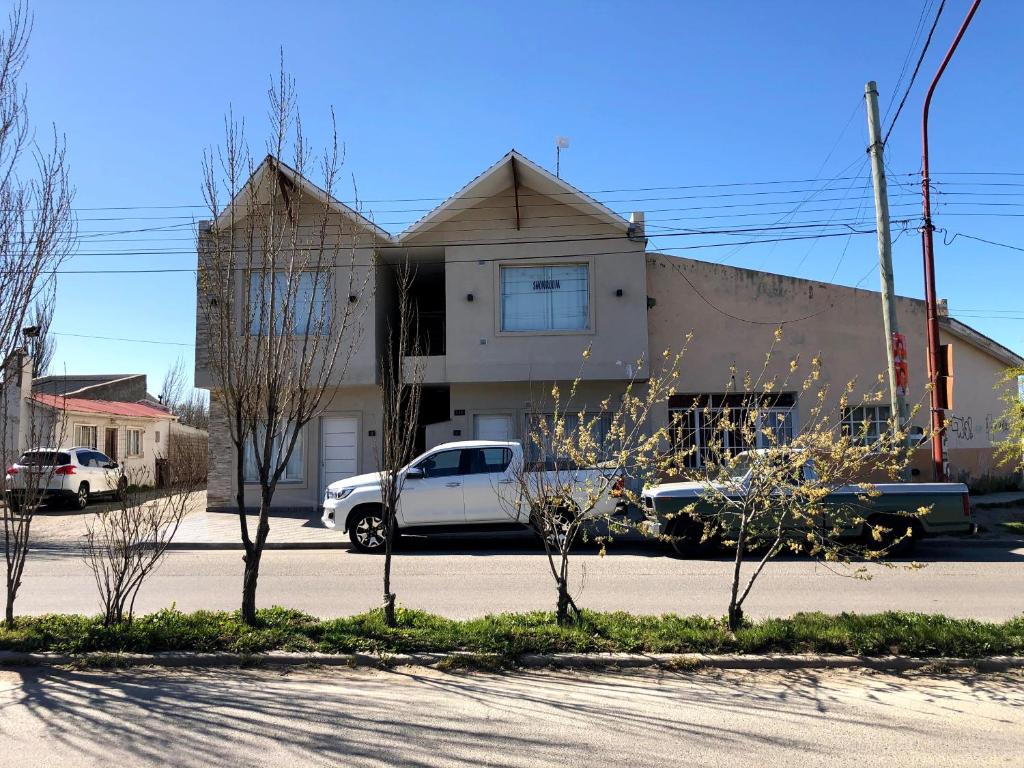 um camião branco estacionado em frente a um edifício em en lo de Pancho 2 em Río Gallegos