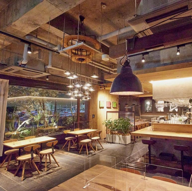 um restaurante com mesas e cadeiras num quarto em Hotel Cordia Osaka em Osaka