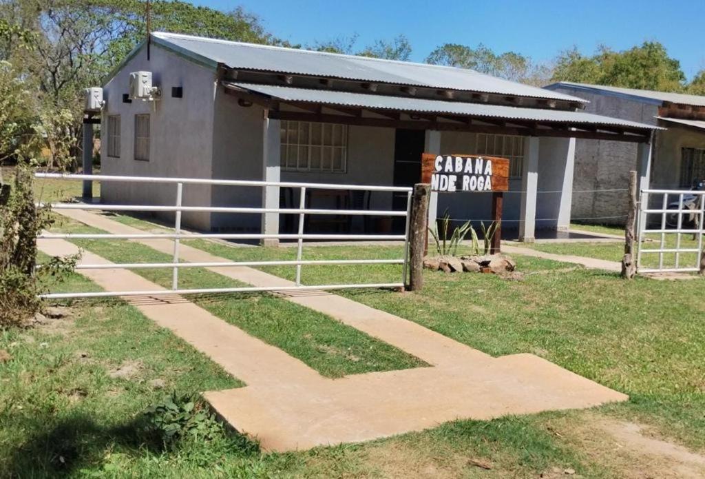 ein Gebäude mit einem Schild, das Gipfeltreffen liest in der Unterkunft Cabaña Nde Roga in Colonia Carlos Pellegrini