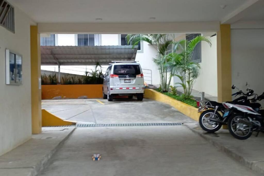 une voiture garée dans un parking à côté d'un bâtiment dans l'établissement alquiler departamento amoblado., à Tarapoto