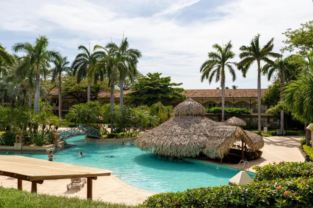 Bazén v ubytování Matapalo 205- 2 Bedroom Condo At Tamarindo nebo v jeho okolí