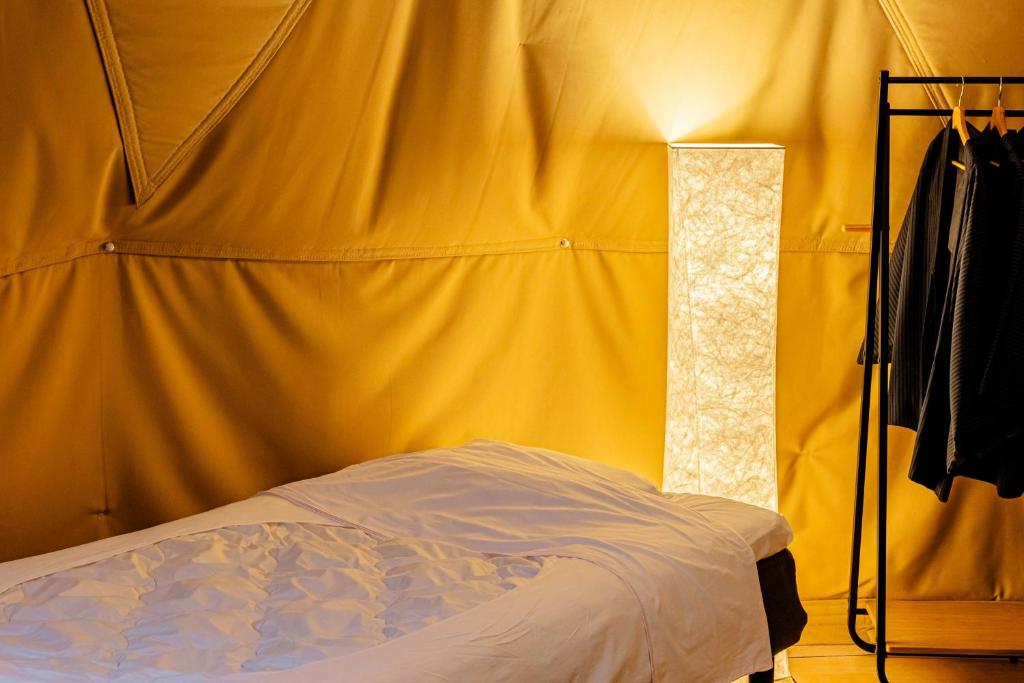 Postel nebo postele na pokoji v ubytování glampark Mashikokan Tochigi