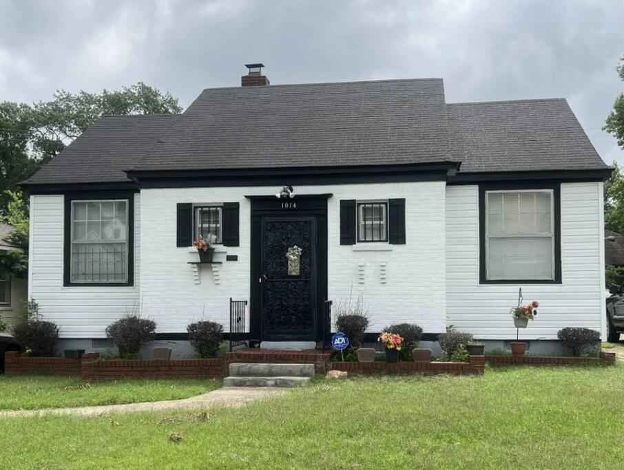 uma casa branca com uma porta preta em Home away from home em Memphis
