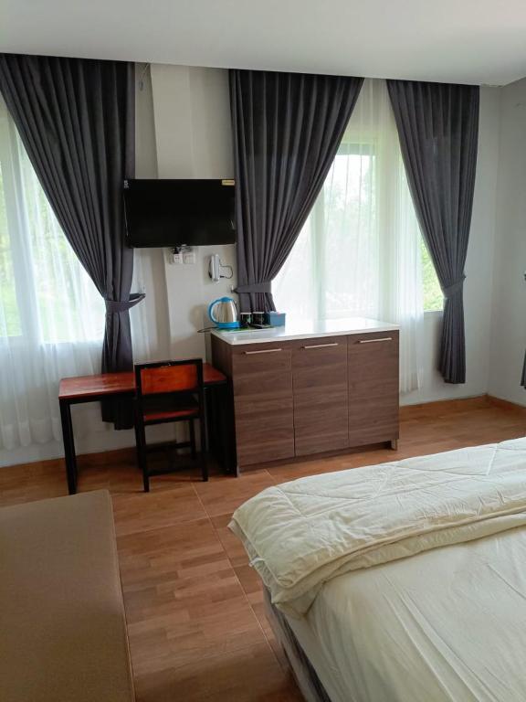 Postel nebo postele na pokoji v ubytování NK Villa Syariah And Cafe Prigen