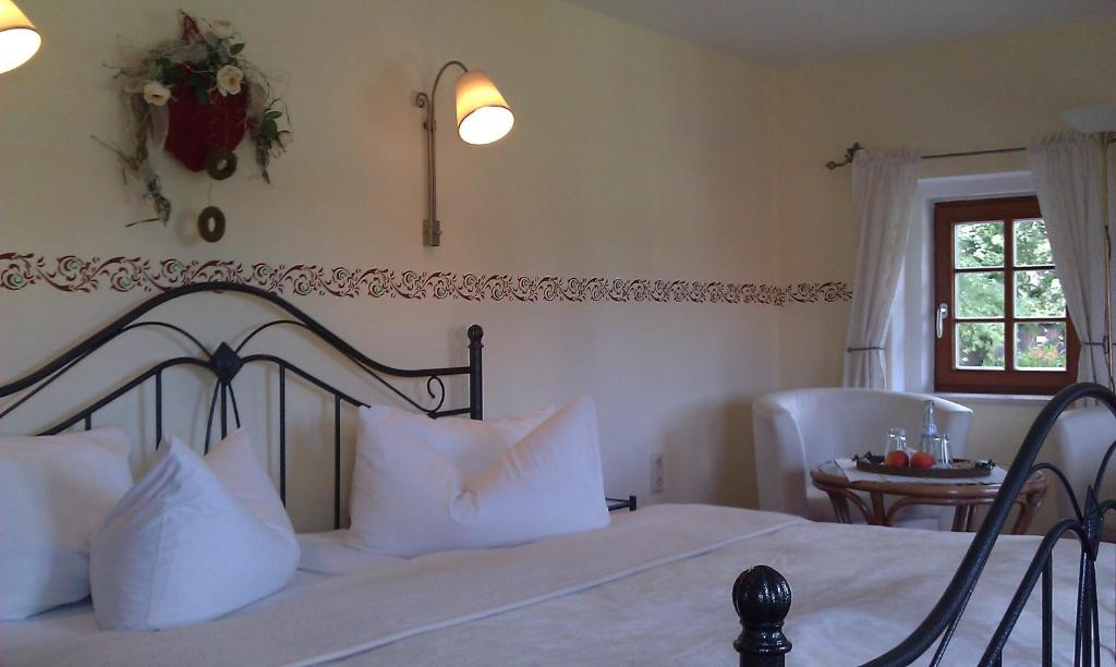 Postel nebo postele na pokoji v ubytování Romantik Hotel Zum Lindengarten