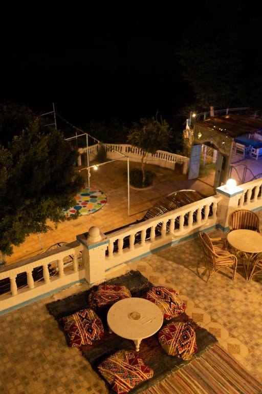 patio con tavolo e recinzione di notte di Nubian Beach - حسن فوكس a Aswan