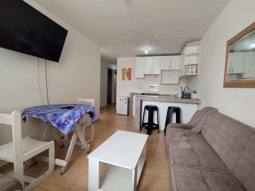- un salon avec un canapé et une table dans l'établissement Bonito Depa, cómodo y bien ubicado, à Punta Hermosa