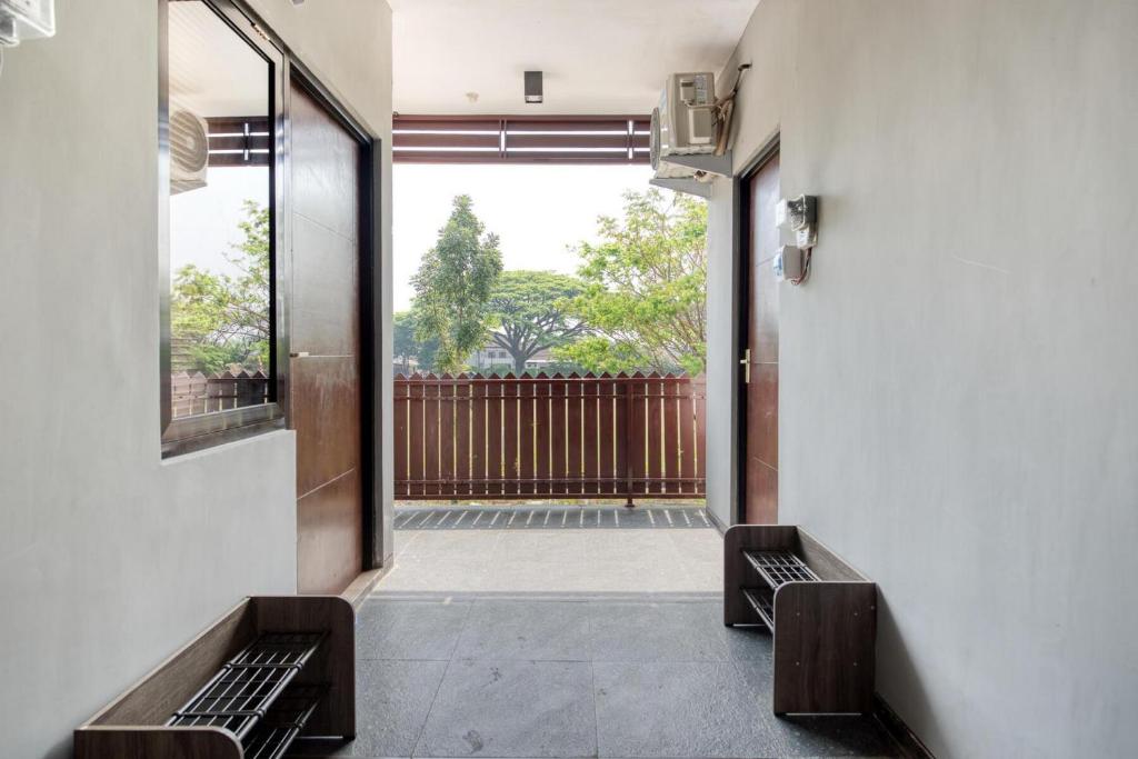 Balkón nebo terasa v ubytování RedDoorz Syariah @ Jl. Cengger Ayam Dalam