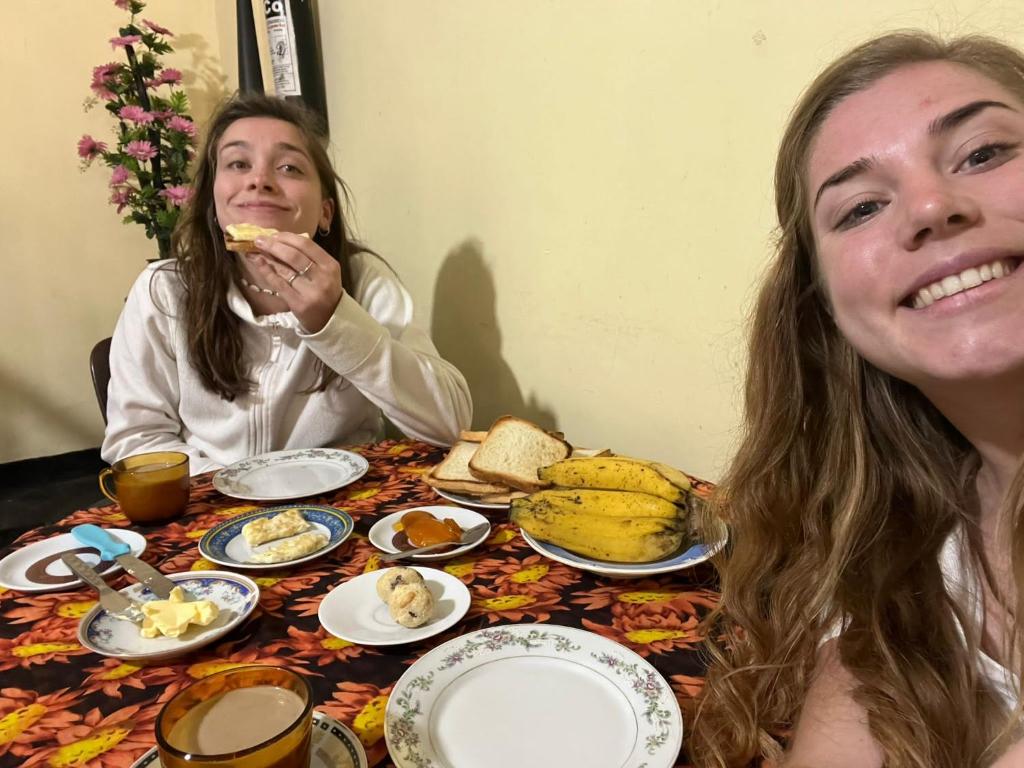 ハットンにあるTrinish homestayの二人の女がテーブルに座って食べ物を食べている