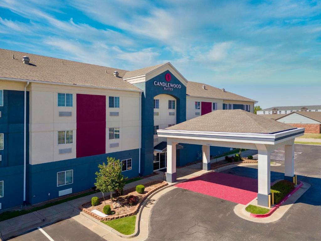 obraz hotelu z budynkiem w obiekcie Candlewood Suites Oklahoma City-Moore, an IHG Hotel w mieście Moore