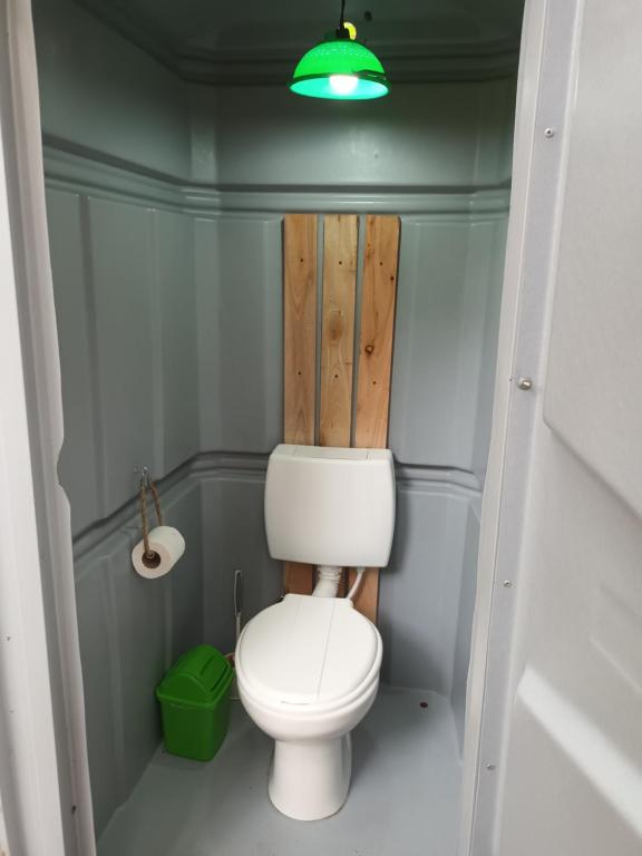 ein kleines Bad mit WC und grünem Licht in der Unterkunft SHANTI - HOME MAR AZUL in Mar Azul