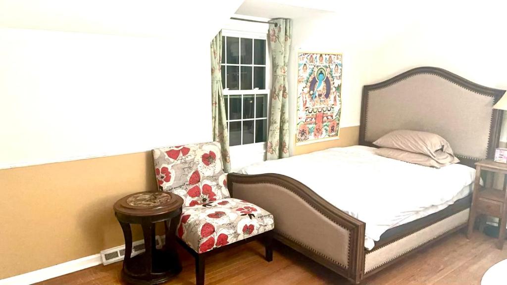 Postel nebo postele na pokoji v ubytování B4 A private room in Naperville downtown with desk and Wi-Fi near everything