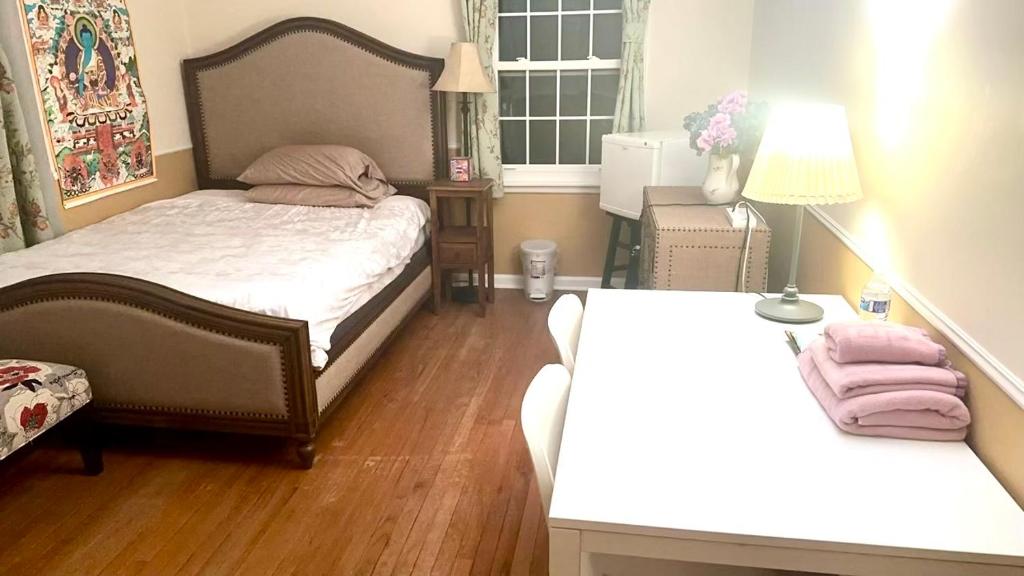 Posteľ alebo postele v izbe v ubytovaní B3 A private room in Naperville downtown with desk and Wi-Fi near everything