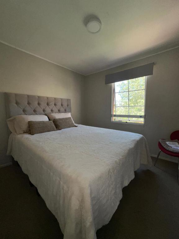 1 dormitorio con 1 cama blanca grande y ventana en Casa Fuerteventura en Santiago