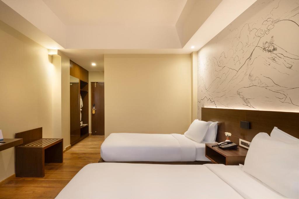 Postel nebo postele na pokoji v ubytování Atisha Hotel